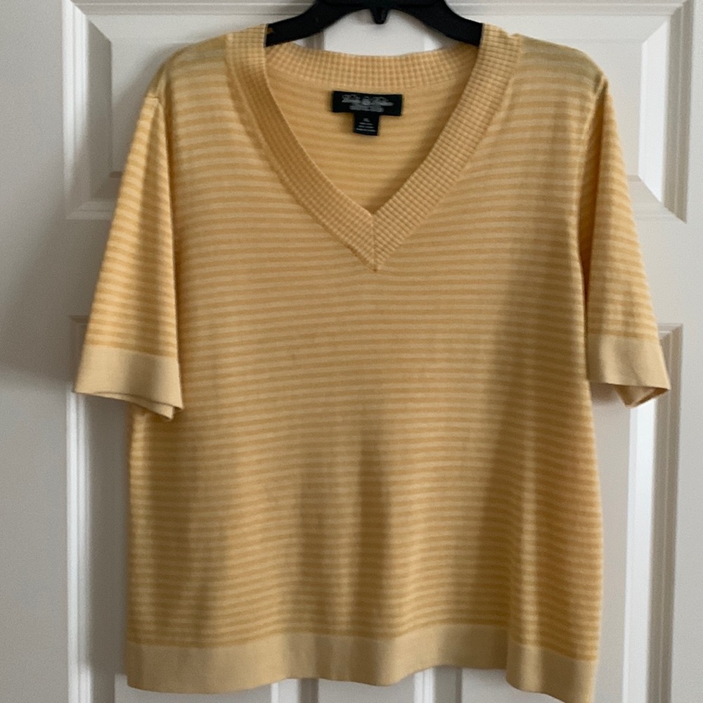 Brook Brothers  80% Silk, 20% Linen Yellow ton on tone Horizontal XL Top